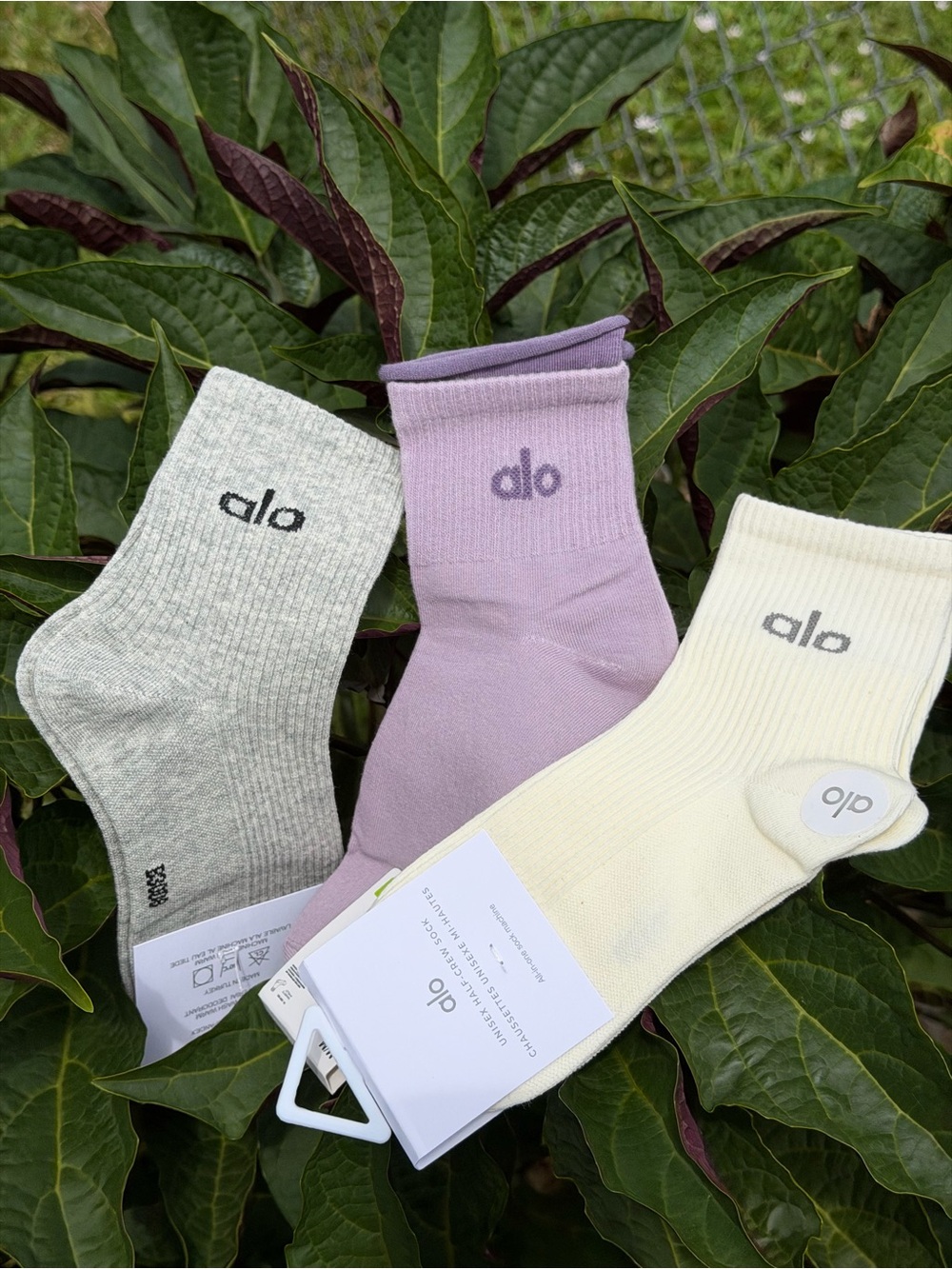 ALO Yoga 3-Pack Crew Socks in cream, Gray, Lavender - Picture 4 of 13